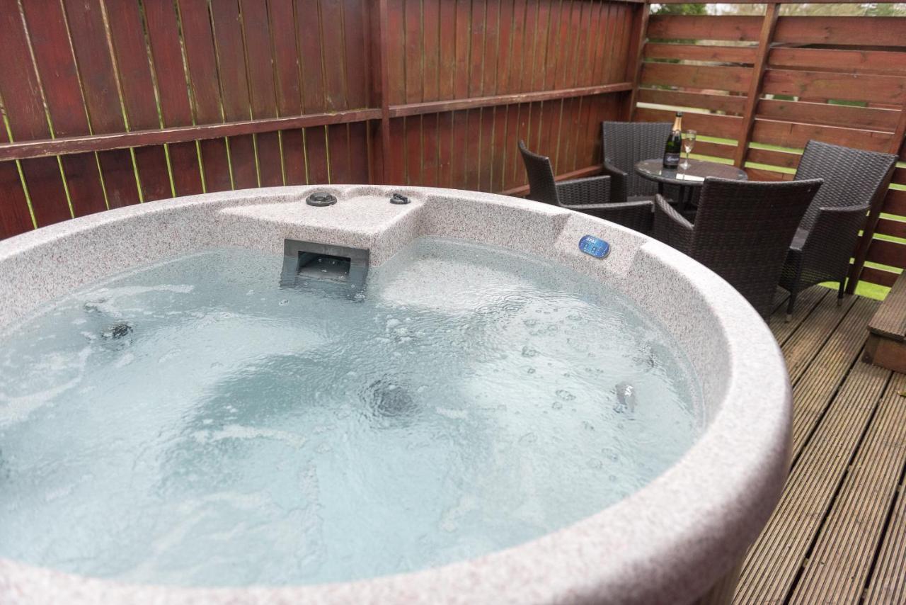 Conifer Lodge 25 With Hot Tub Newton Stewart Minnigaff Exterior foto